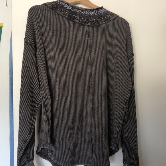 FREE PEOPLE HOLLY HENLEY EMBROIDERED TOP🏔️ - Picture 6 of 8